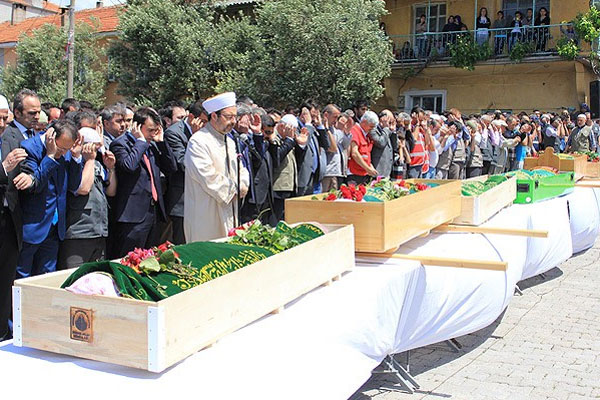 Türkiye madencilerini son yolculuğuna uğurluyor