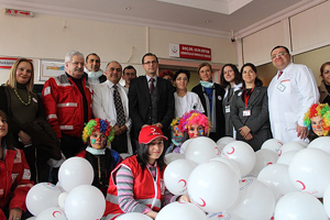 Türk Kızılayından hasta çocuklara moral ziyareti
