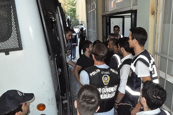 Paralel yapı operasyonunda 5 polis tutuklandı