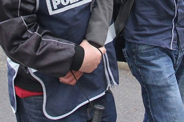 Türk bayrağının indirilmesiyle ilgili 1 kişi tutuklandı