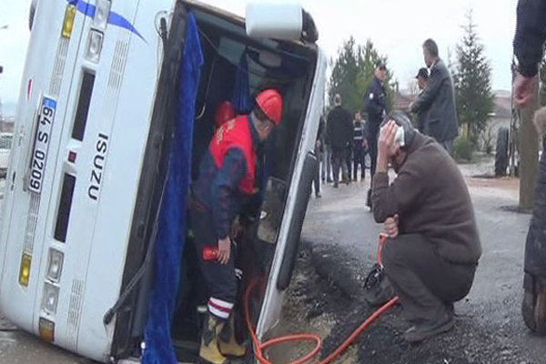 Uşak&#039;ta servis minibüsü devrildi, çok sayıda yaralı var