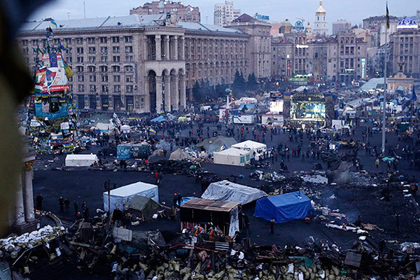 Kiev&#039;de gösteriler ve gergin bekleyiş sürüyor