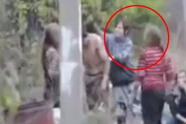 Ukrayna&#039;da genç kızlar adamı dövdü