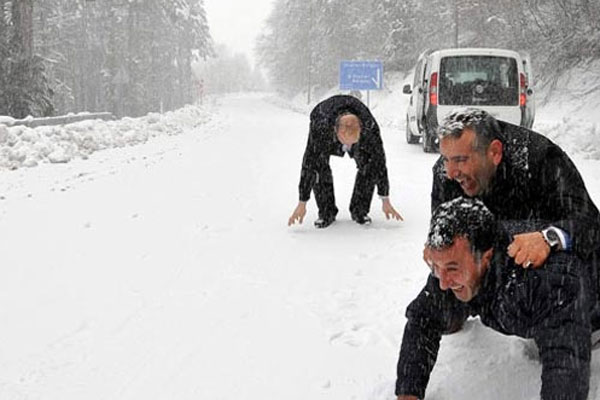 Uludağ&#039;a Nisan ayında kar yağdı, 40 santimetreye ulaştı