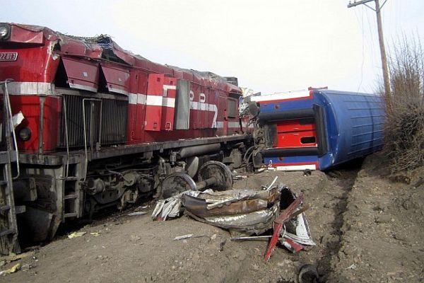 Hemzemin geçitte tren ile TIR çarpıştı