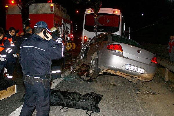 İstanbul&#039;da otomobil cenaze taşıyan minibüse çarptı, 2 ölü