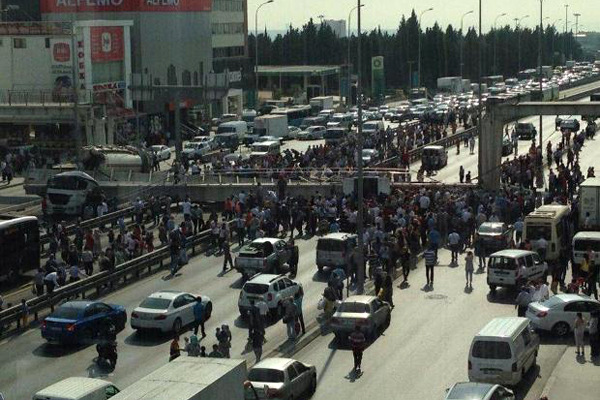 Üst geçit çöktü, İstanbul trafiği durdu