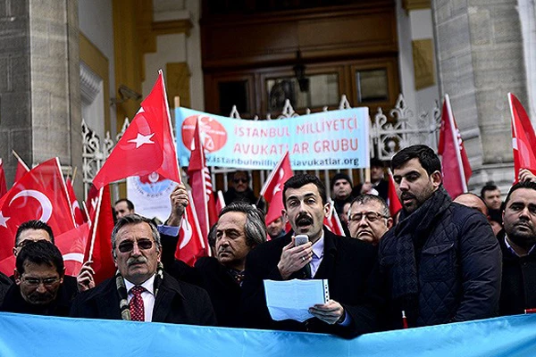 Uygur Türkleri için Eminönü&#039;nde eylem