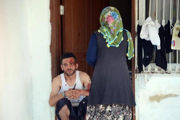 Uyuşturucu krizine girip 3 saat boyunca kendini kesti