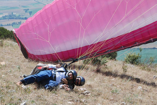 Valinin yamaç paraşütü keyfi hüsranla bitti