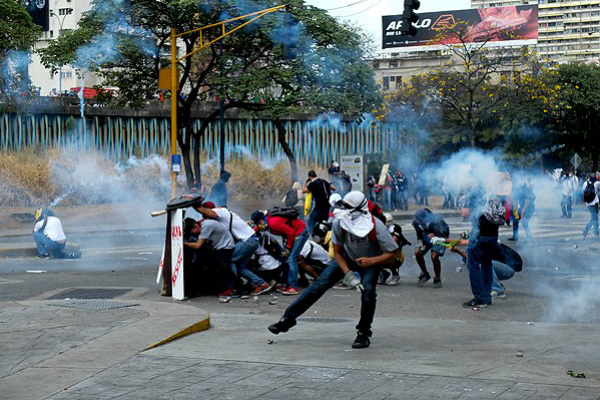 Venezuela'daki gösterilerde 2 kişi  öldü