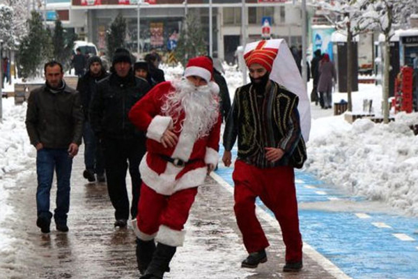 Bolu&#039;da BBP&#039;liler, &#039;Yeniçeri&#039;ye &#039;Noel Baba&#039;yı Kovalattı