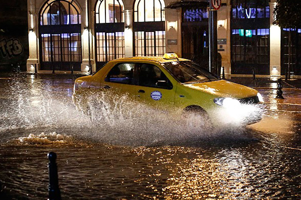 İstanbul geceyi sağanak yağışlı geçirdi