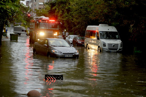 İstanbul&#039;da şiddetli yağış etkili oldu