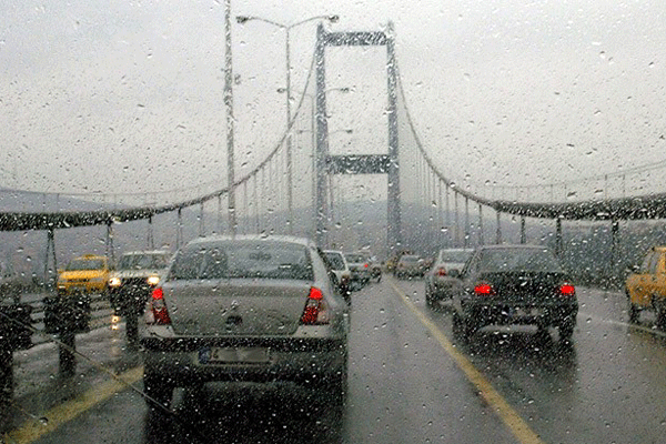 İstanbul&#039;da yağmur trafiği olumsuz etkiledi