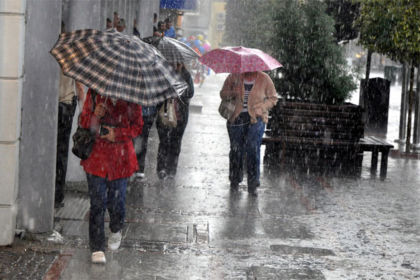 İstanbul&#039;a yağmur yağdı trafik kilitlendi