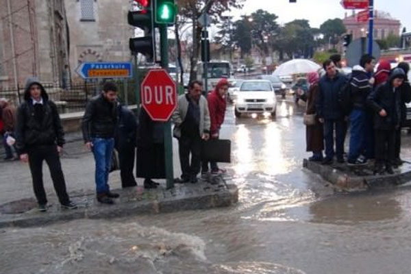 Şiddetli yağmur Edirne&#039;den yurda giriş yaptı