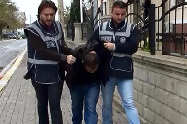 Komşusuna not yazarak dolandırıcıyı yakalattı