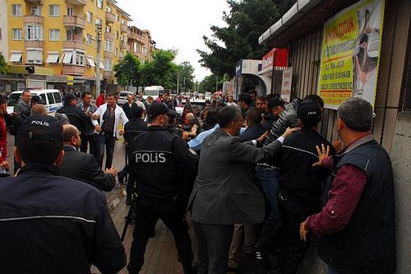 Yalova&#039;da oy kullanılırken &#039;evet&#039; mührü çalındı, ortalık karıştı