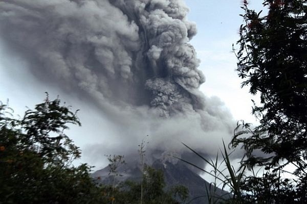 Endonezya’da Sinabung Yanardağı faaliyete geçti