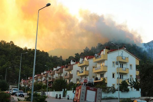 Marmaris&#039;te akşam saatlerinde korkutan yangın!