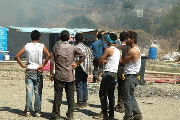 Çöplükte yangın çıktı 8 baraka kül oldu