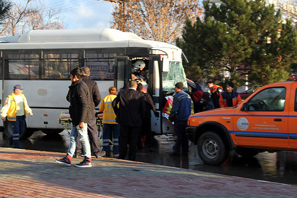 Afyonkarahisar&#039;da trafik kazası, 22 yaralı