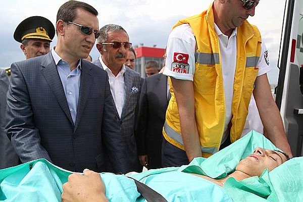 Yaralı Azeri askerler tedavi için Türkiye&#039;de