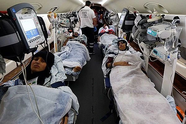 Yaralı Filistinliler Türkiye'ye getirildi