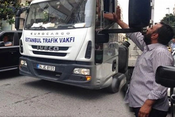 Ünlü oyuncu arabasının çekilmesine izin vermedi