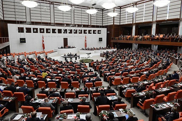 Yeni Demokratikleşme Paketi yasalaştı