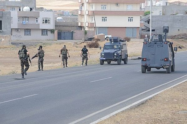 Yol kapatan teröristlere operasyon