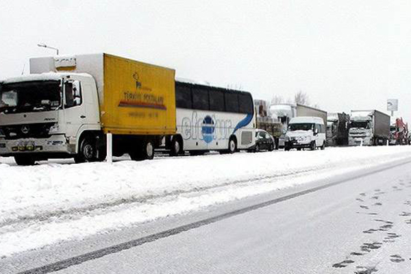 Balıkesir-İstanbul karayolu ulaşıma kapandı