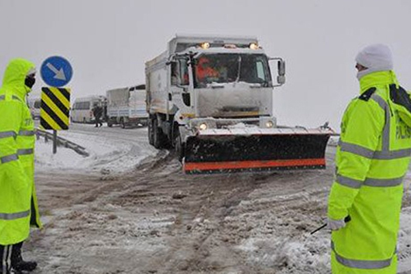 Yollar kapandı, seferler yapılamıyor