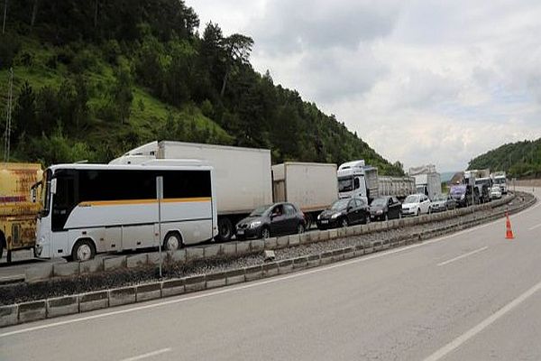 Bolu- Zonguldak karayolu ulaşıma kapandı