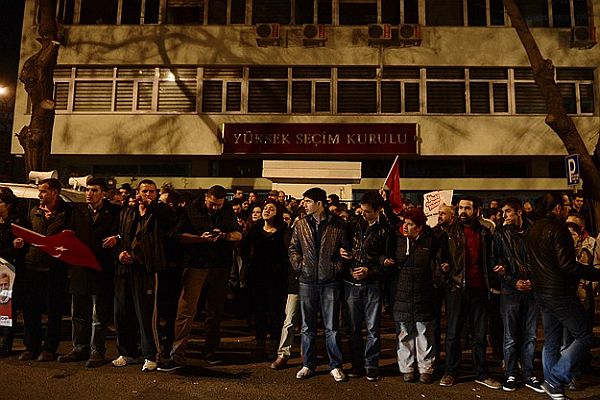 Ankara&#039;da YSK önünde protesto