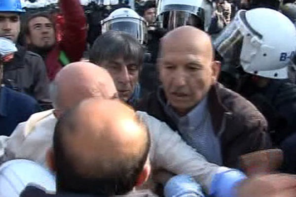 CHP&#039;li milletvekilinden polise yumruk
