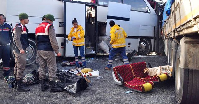 Antalya'da feci kaza, 5 ölü, 30'un üzerinde yaralı var