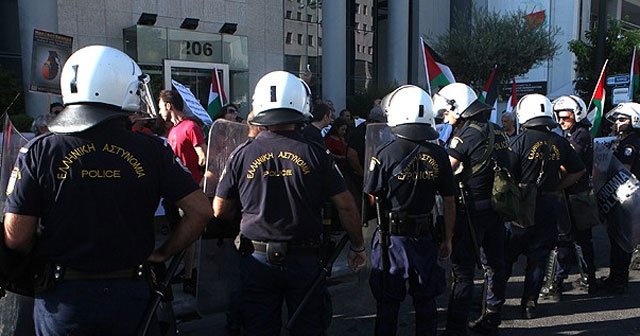 Atina&#039;da polis ilk kez protesto gösterilerinde silah taşımadı