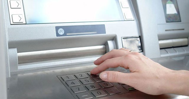 ATM&#039;den para çekmek isterken mazgaldan boşluğa düştü