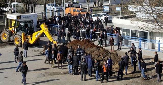 DEDAŞ binasının önüne hendek kazıldı