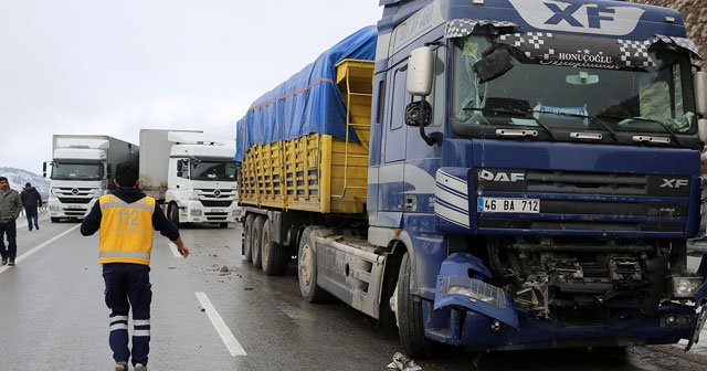 Erzincan&#039;da zincirleme trafik kazası, 3 yaralı