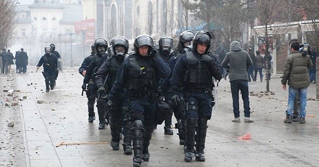 Kosova&#039;daki olaylarda 22 polis yaralandı