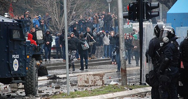 Kosova&#039;daki protestonun bilançosu ağır oldu