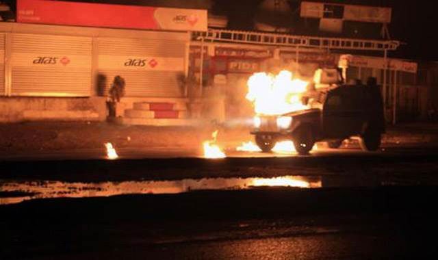 Polis araçlarına molotoflu saldırı