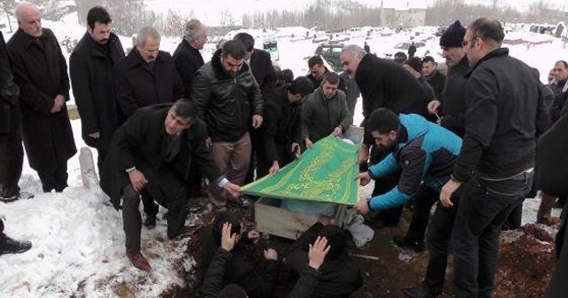 Zafer Çağlayan&#039;ın annesi toprağa verildi!