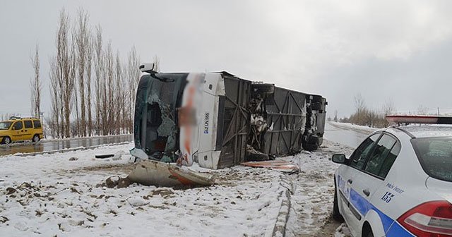 Afyonkarahisar&#039;da yolcu otobüsü devrildi, 33 yaralı var