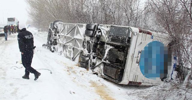 Afyonkarahisar&#039;da yolcu otobüsü devrildi, 40 yaralı