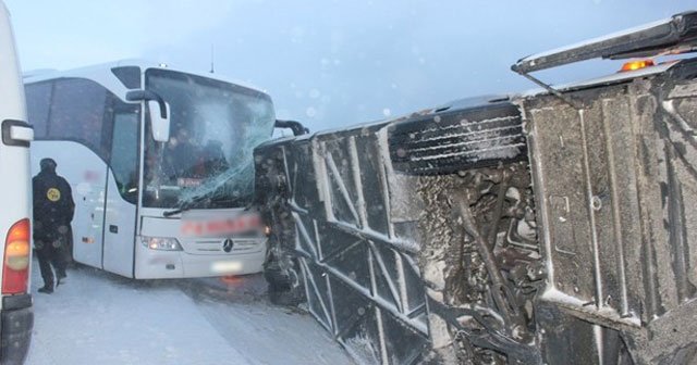 Afyonkarahisar&#039;da zincirleme trafik kazası, 32 yaralı