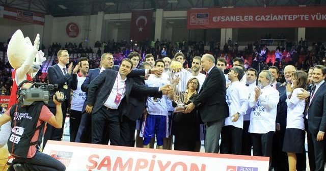 Anadolu Efes&#039;in kupa sevinci